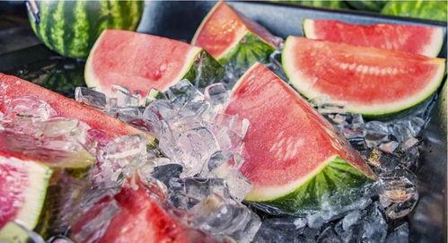 订婚现场吃瓜图片真实,甜蜜现场！订婚宴上吃瓜群众围观甜蜜瞬间