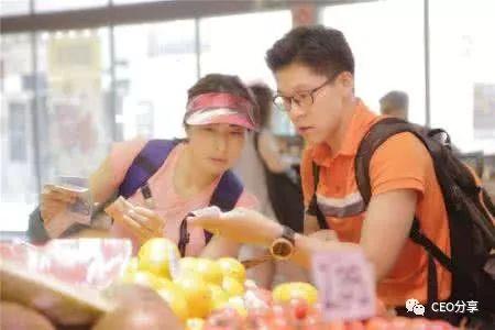 订婚现场吃瓜图片真实,甜蜜现场！订婚宴上吃瓜群众围观甜蜜瞬间