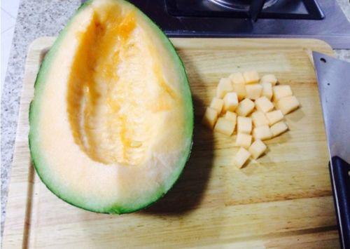 新娘吃哈密瓜好吗,新娘婚礼当天的哈密瓜食用指南